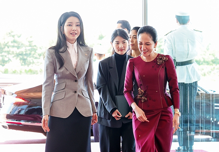 캄보디아 총리 배우자와 이동하는 김건희 여사