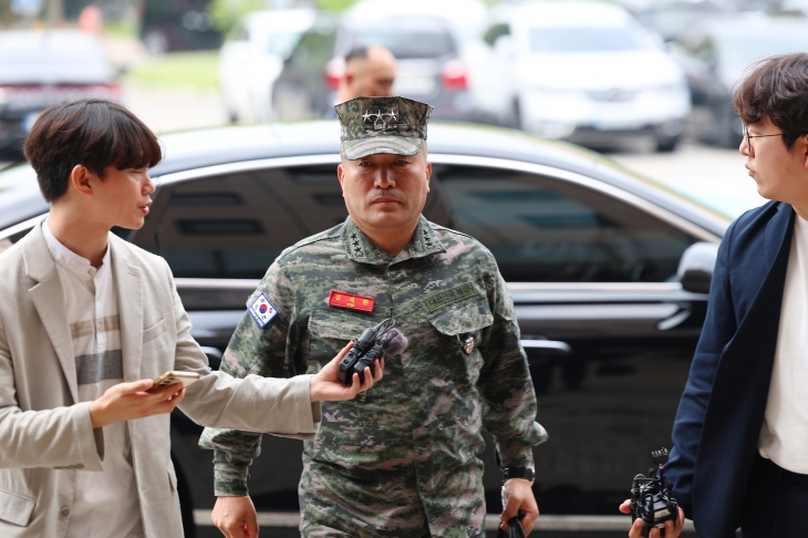 김계환 해병대 사령관이 21일 오전 해병대 채모 상병 순직 사건 수사외압 의혹 관련 조사를 받기 위해 정부과천청사 고위공직자범죄수사처(공수처)로 출석하고 있다. 연합뉴스.