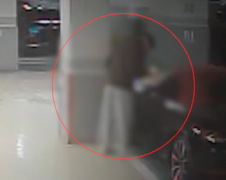 서울의 한 아파트 주차장에서 전화번호를 수집하던 남성들이 경찰에 붙잡혔다. 사진은 남성들 중 한 명이 플래시를 켜 차량 내부를 확인하는 모습. 경찰청 유튜브 캡처