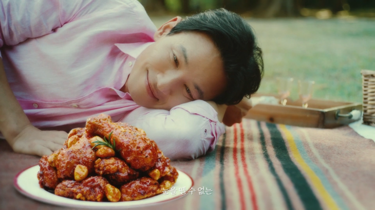 치킨 프랜차이즈 bhc치킨이 신규 모델인 배우 황정민과 처음으로 호흡을 맞춘 TV 광고를 공개했다. bhc치킨 유튜브 캡처