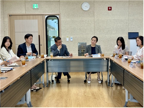 박진희 하남시의회 부의장이 지난 21일 ‘하남시 새터민 자녀 지원을 위한 현장 간담회’를 주최, 진행하고 있다.