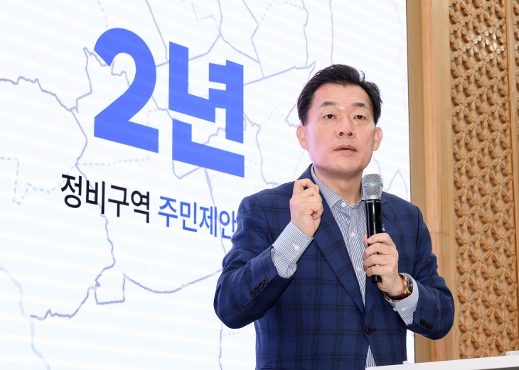 이재준 수원시장이 ‘수원형 도심 재창조 2.0 프로젝트’를 발표하고 있다. 수원시 제공