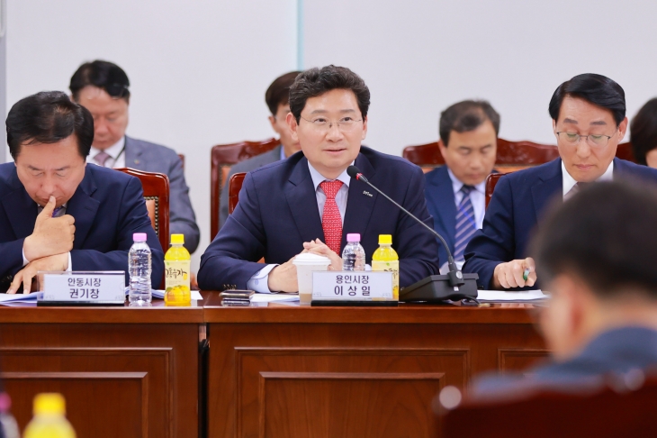 이상일 시장이 22일 국토부 세종청사 대회의실에서 열린 제6차 국가산단 범정부 추진지원단 회의에 참석해  이동·남사 첨단 시스템반도체 클러스터 국가산업단지의 성공적인 조성을 위한 건의를 하고 있다. 용인시 제공