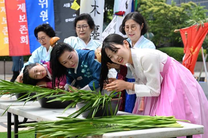 창포물로 머리 감아 보세요