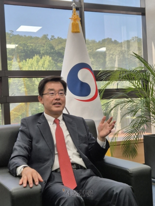 박철희 국립외교원장이 4년 반 만에 재개되는 한일중 정상회의 의의에 대해 설명하고 있다.