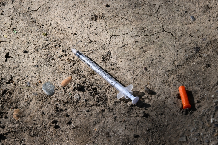 켄싱턴 거리 100m 인근 맥퍼슨스퀘어공원 바닥 곳곳에 마약 투약에 사용된 주사기가 버려져 있다.