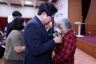 전등 교체부터 병원 동행까지… 동작구 어르신 든든한 버팀목 [현장 행정]