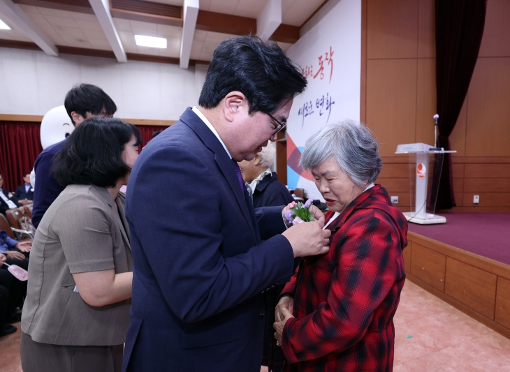 박일하(왼쪽) 서울 동작구청장이 어버이날인 지난 8일 동작구청 대강당에서 열린 ‘효도콜센터 1주년 기념행사’에서 지역 어르신께 카네이션을 달아 드리고 있다. 동작구 제공