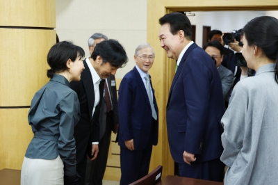 국민훈장 수여한 尹대통령…이문세 부부와 만남 ‘포착’