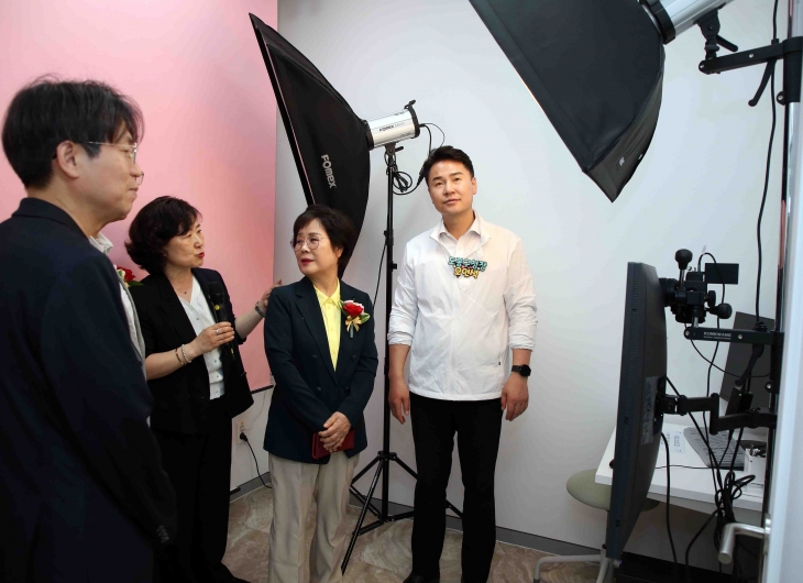 오언석(오른쪽) 서울 도봉구청장이 구청 청사에 마련한 청년취업지원센터의 면접사진 촬영 스튜디오를 둘러보고 있다. 도봉구 제공