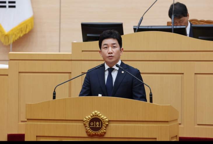 김진남 전남도의원이 전남도의회 제380회 임시회 제4차 본회의에서 5분 자유발언을 통해 “전남 의대 신설은 도민투표로 결정하자”고 제안하고 있다.