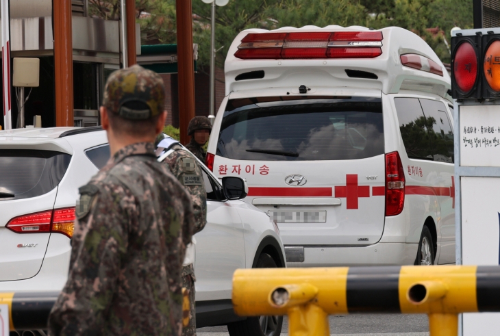 지난 21일 수류탄 폭발 사고가 터진 육군 32사단으로 응급차량이 들어가고 있다.