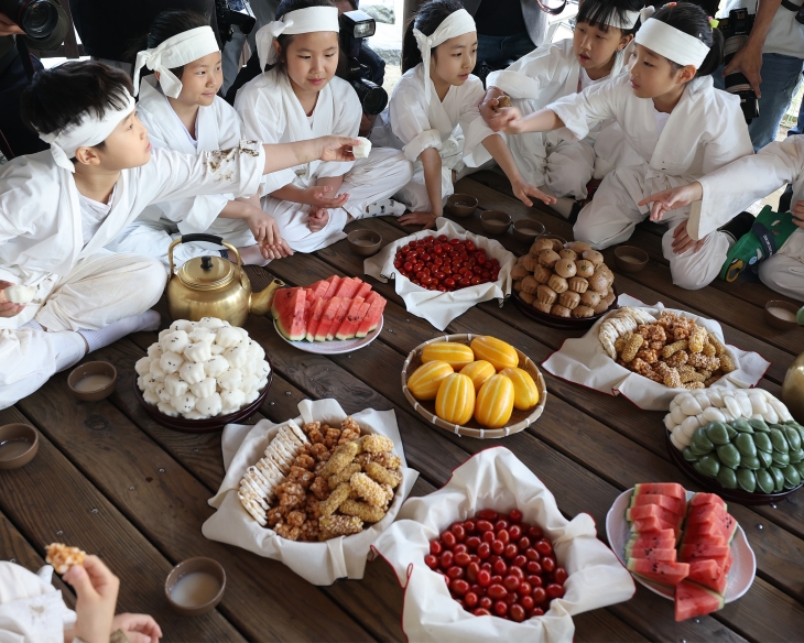 모내기 뒤엔 새참… 꿀맛 즐기는 꼬마 농부