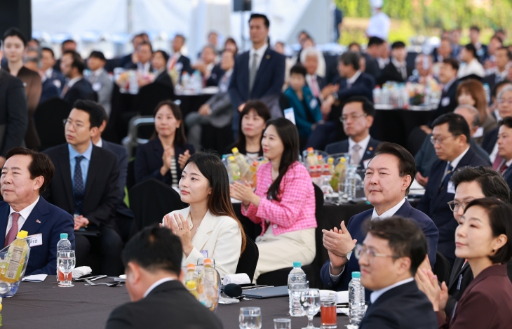 윤석열 대통령이 23일 서울 용산 대통령실 잔디마당에서 열린 ‘2024 대한민국 중소기업인대회’에서 참석자들과 함께 영상을 시청하며 박수치고 있다. 연합뉴스