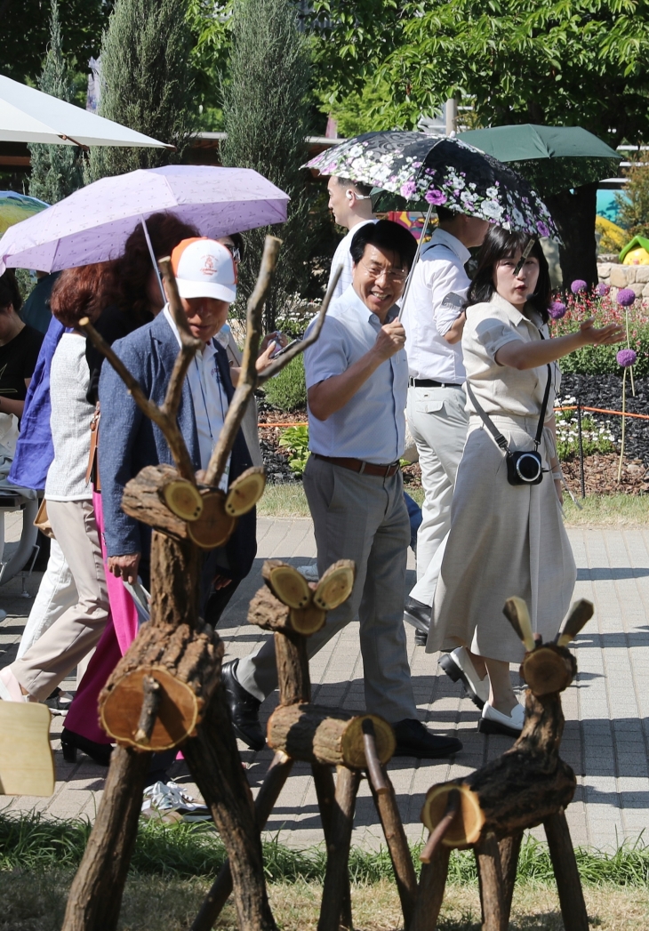 서강석(앞줄 가운데) 서울 송파구청장과 구 관계자들이 21일 서울국제정원박람회를 둘러보고 있다. 송파구 제공