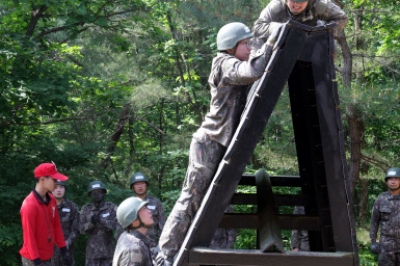 [포토] ‘전우애로’ 장애물 넘기