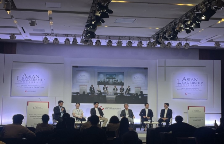 지난 23일 서울 신라호텔에서 진행된 아시안리더십콘퍼런스(ALC)에서 ‘한국의 미래, 지금의 스타트업’ 세션 사회자(Moderator)로 진행을 맡은 김동욱 의원 (사진 왼쪽에서 첫 번째)