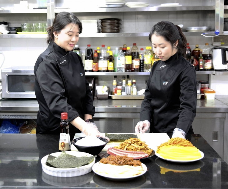 GS25 식품 연구원들이 맛있는 김밥을 만들기 위해 다양한 테스트를 진행하고 있다. GS25 제공