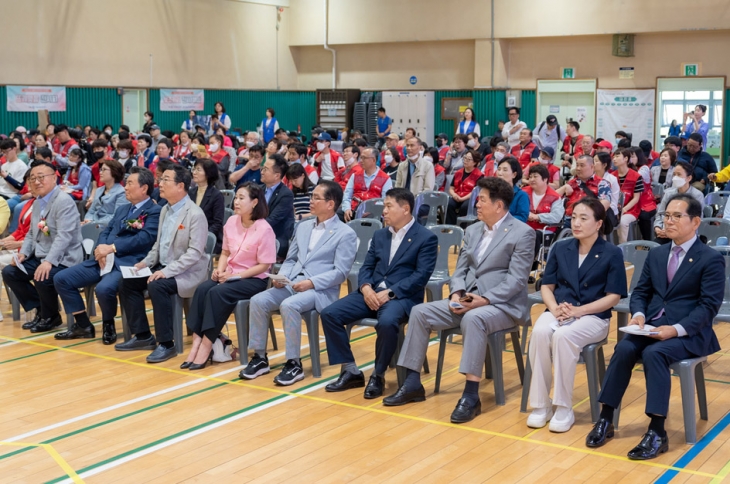 ‘제5회 Good Job 장애인 보치아 대전’에 참석한 강남구의회 김형대(왼쪽 두 번째) 의장, 복진경(왼쪽 다섯 번째) 행정재경위원장, 황영각(왼쪽 여섯 번째) 복지도시위원장, 의원들 등이 경기를 지켜보고 있다. 강남구의회 제공