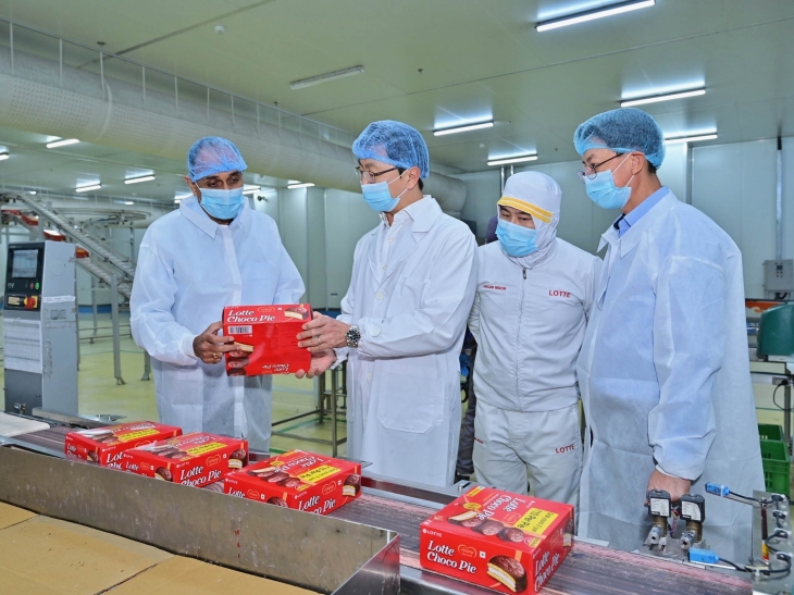 ‘롯데 인디아’ 하리아나 공장 내 롯데 초코파이 생산라인에서 이창엽(왼쪽 두 번째) 롯데웰푸드 대표이사가 생산된 제품을 살펴보고 있다. 롯데웰푸드 제공