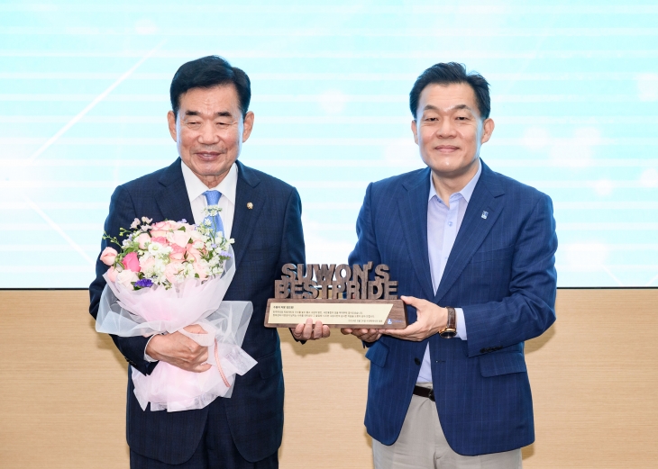 이재준 수원시장(오른쪽)이 김진표 국회의장에게 감사패를 전달하고 있다. 수원시 제공