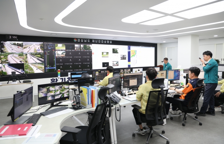 24일 경남도청 재난안전상황실에서 열린 ‘드론 영상관제 시스템 시연회’ 모습. 2024.5.24. 경남도 제공