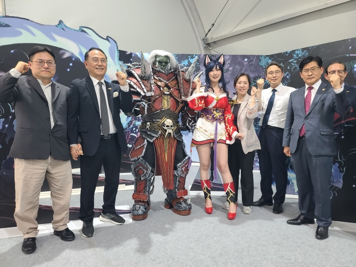 박상돈 천안시장과 정도희 천안시의장 등 내빈들이 천안 K-컬처박람회 웹툰산업전시관에서 기념사진을 찍고 있다. 이종익 기자