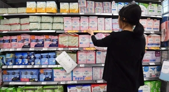 생활용품업계가 26일 저가형 생리대 신제품 출시 계획을 잇달아 밝혔다. 사진은 서울의 한 대형마트에 있는 생리대 코너. 서울신문DB