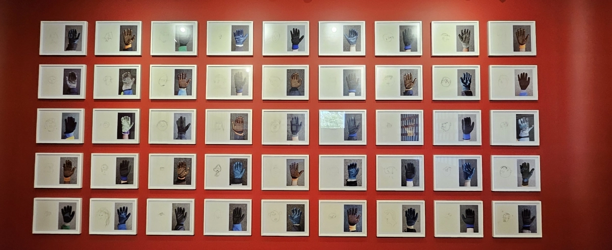 ‘가장 아름다운’(2016). 2016년 프랑스에서 진행된‘가장 아름다운’은 새벽에 일을 마치고 돌아온 파리 근교의 거리 청소부들이‘세상에서 가장 보고 싶은 사람의 얼굴을 눈을 감은 채 즉흥적으로 그린 내용을 담은 작품이다. 참여자들이 일터에서 사용하는 주름진 보호 장갑사진이 초상화와 함께 나란히 보여준다.