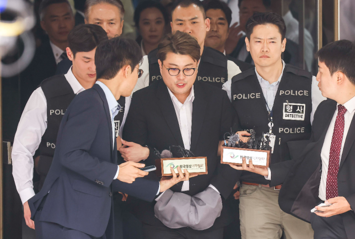 지난 24일 영장 실질 심사를 마친 가수 김호중(33)이 서울중앙지법에서 나오고 있다. 뉴시스