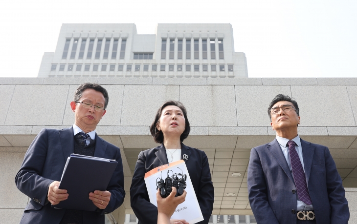 전국의과대학교수협의회(전의교협)이 지난 24일 서울 서초구 대법원 앞에서 의대 증원 취소를 촉구하며 연 기자회견에서 김현아(가운데) 전의교협 언론홍보위원장이 발언하고 있다. 2024.5.24 연합뉴스