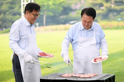 [포토] ‘대통령의 저녁 초대’ 고기 굽는 尹대통령