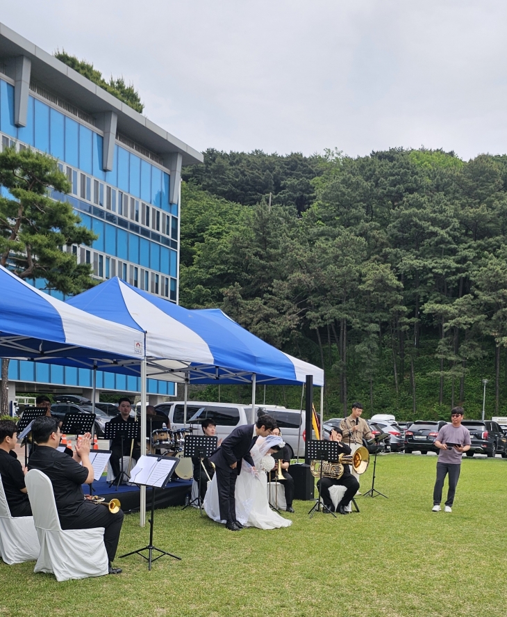 경기도 옛 청사 잔디마당을 공공웨딩홀로 개방한 이후 25일 첫 결혼식이 열렸다. (경기도 제공)