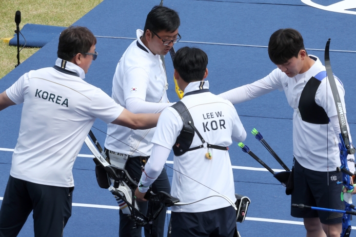 한국 남자양궁 국가대표팀이 26일 경북 예천진호국제양궁장에서 열린 2024 현대 양궁 월드컵 2차 대회 리커브 남자 단체 독일과의 결승전에서 결의를 다지고 있다. 예천 뉴스1