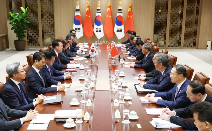 리창 중국 총리와 회담에서 발언하는 윤석열 대통령
