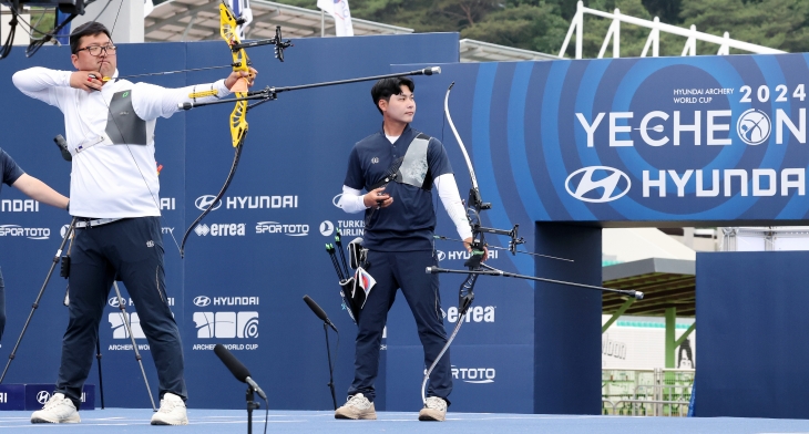 한국 남자양궁 국가대표 김우진과 이우석이 26일 경북 예천 진호국제양궁장에서 열린 2024 현대 양궁 월드컵 2차 대회 리커브 남자 개인전 결승에서 맞대결을 펼치고 있다. 예천 뉴스1