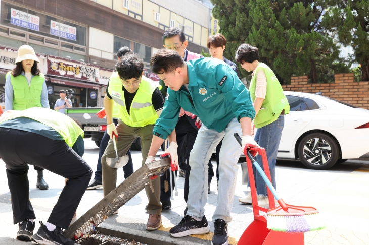 오언석(가운데) 서울 도봉구청장이 지난 22일 주민들과 창동역 일대 빗물받이를 청소하고 있다. 도봉구 제공