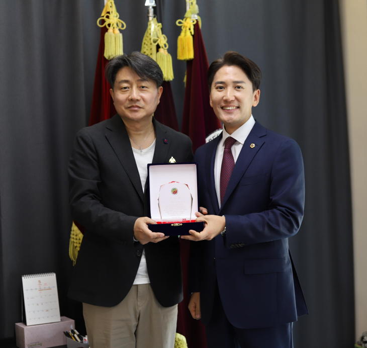 서울디자인고 교장으로부터 감사패를 받은 이민석 의원(오른쪽)