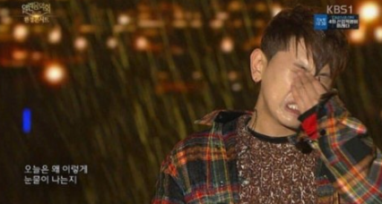 8년 전 폭우짤로 화제가 됐던 공연 당시 크러쉬의 모습. 온라인 커뮤니티 캡처