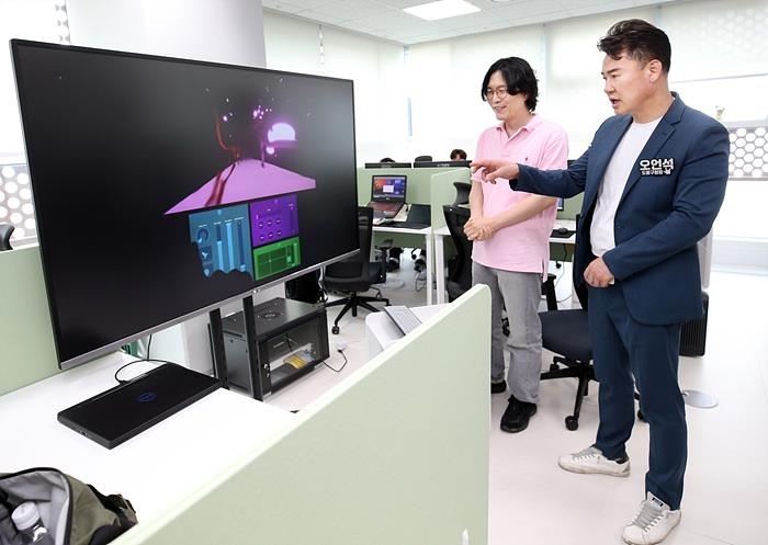 오언석(오른쪽) 서울 도봉구청장이 ‘도봉구 청년창업센터’를 둘러보고 있다. 도봉구 제공