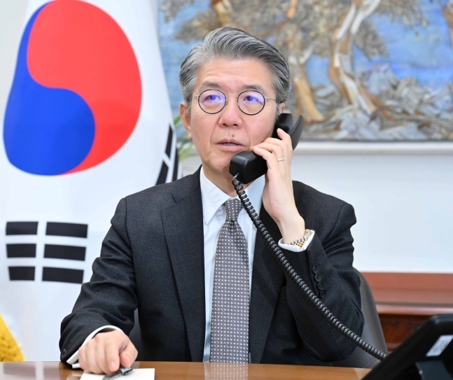 김홍균 외교부 1차관이 지난 2월 15일 커트 캠벨 미국 국무부 부장관과 전화통화를 하고 있는 모습. 외교부 제공