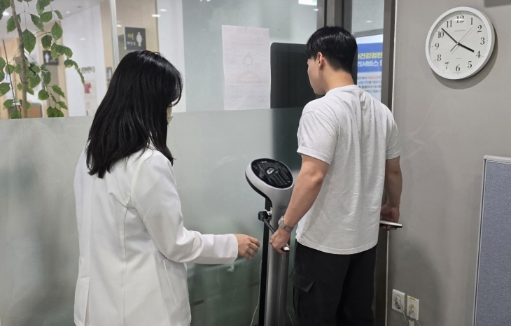 서울 성동구 한 직원이 ‘찾아가는 건강상담실’ 대사증후군 검진을 받고 있다. 성동구 제공