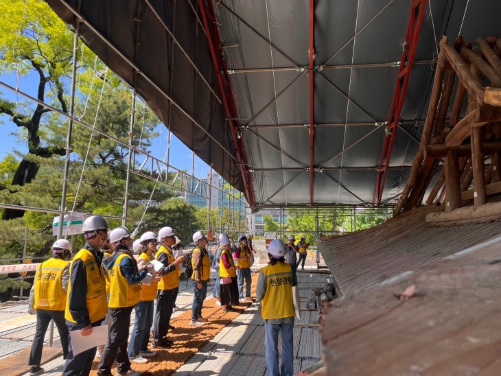문묘와 성균관 대성전 지붕 보수공사 현장을 참관하는 관람객들.   종로구 제공
