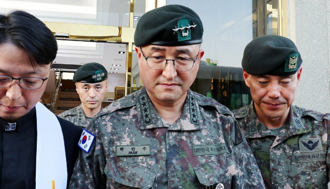 강원도 인제 모 부대에서 군기훈련 중 숨진 훈련병의 빈소가 마련된 28일 오후 전남 나주 한 장례식장에서 박안수 육군참모총장이 조문을 위해 빈소를 찾고 있다. 연합뉴스