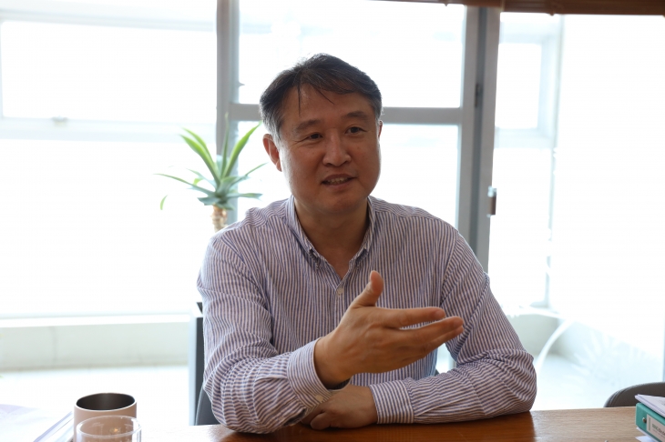 탁용석 경기도콘텐츠진흥원장이 28일 원장실에서 서울신문과 인터뷰를 하고 있다. 탁 원장은 경기도를 콘텐츠 천국으로 만들기 위한 다양한 핵심 사업들을 소개했다.  경콘진 제공