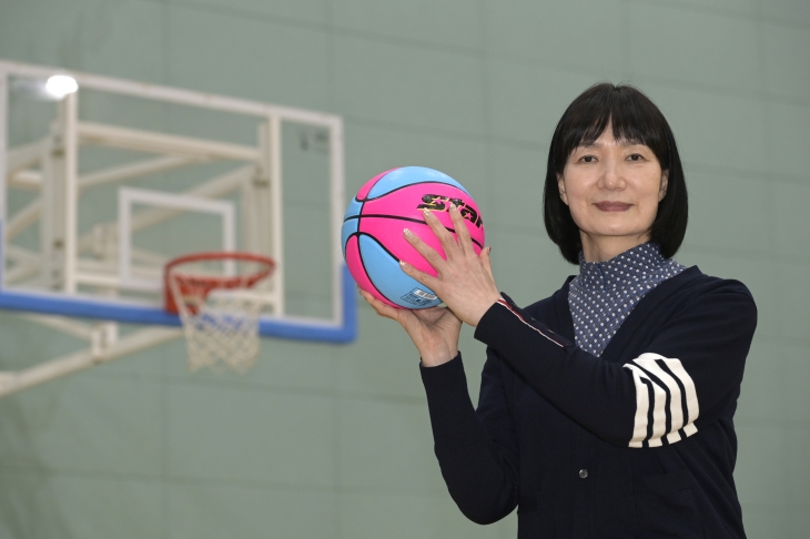 박찬숙 서울 서대문구 농구단 감독이 농구공을 들고 포즈를 취하고 있다. 서대문구 제공