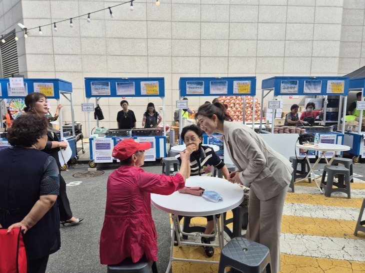 지난 24일 왕십리 도선동상점가에서 개최된 제2회 왕도맥주축제에 참석한 구미경 의원