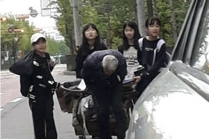 thumbnail - 도로 위 ‘폐지 할아버지’ 수레 향해 달려간 초등생들 ‘감동’