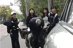도로 위 ‘폐지 할아버지’ 수레 향해 달려간 초등생들 ‘감동’
