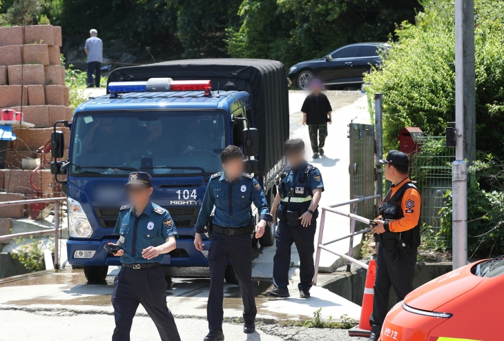 북한이 살포한 대남전단 추정 미상물체 잔해들이 전국 곳곳에서 발견되고 있는 29일 오전 대남전단 풍선으로 추정되는 잔해가 발견된 경기 평택시 진위면의 한 야산에서 군 관계자들이 분주하게 움직이고 있다.  합동참모본부는 이날 오전 10시 30분 기자들에 보낸 문자메시지에서 “현재까지 강원, 경기, 경상, 전라, 충청 등 전국에서 150여 개의 대남전단이 발견됐다”라고 밝혔다. 2024.5.29 뉴스1